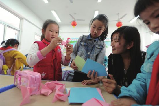 近日,為解決雙職工家庭無(wú)法按時(shí)接孩子的問(wèn)題,合肥市望湖小學(xué)聯(lián)合包河區(qū)望湖街道沁心湖社區(qū)開(kāi)辦“四點(diǎn)半”課堂。由專(zhuān)業(yè)社工團(tuán)體和合肥師范大學(xué)學(xué)生組成的志愿者在每天放學(xué)后,為無(wú)法即刻回家的孩子提供無(wú)償課業(yè)輔導(dǎo)和多個(gè)興趣小組。