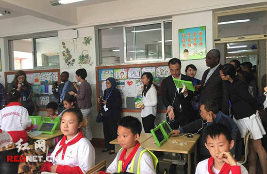 (各國教育官員到青島市實驗小學視考察云課堂應(yīng)用情況)