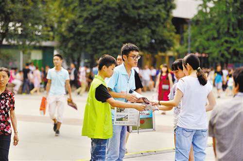 昨日,江北區觀音橋步行街,不少市民購買報紙,支持貧困學生。