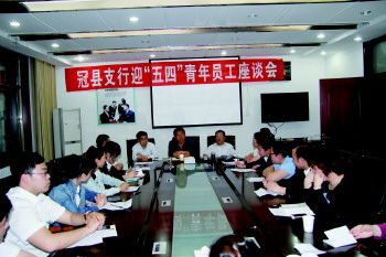 近日,農行聊城東昌府支行攜手聊城大學政管學院,探索實施了“微課堂”+“校園先鋒”的全新金融知識宣講模式。該模式主要為農行定期開設“微課堂”,對大學生志愿者組成的“校園先鋒”進行金融知識培訓,“校園先鋒”再將學到的知識傳遞給身邊的同學,通過“以點帶面”的形式,推動金融知識普及工作的擴面提質。