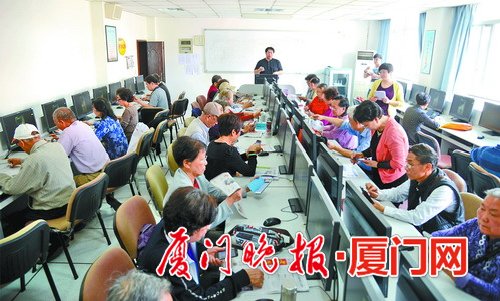 廈門(mén)老年大學(xué)電腦教室里,老人們對(duì)著電腦上的手機(jī)操作認(rèn)真學(xué)。