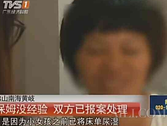 氣憤！監(jiān)拍保姆粗魯虐嬰：甩孩子如甩衣服