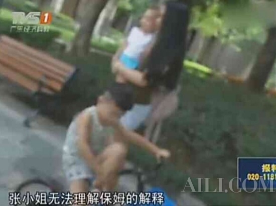 氣憤！監(jiān)拍保姆粗魯虐嬰：甩孩子如甩衣服