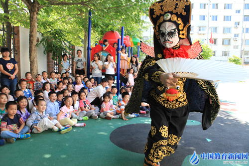 川劇進課堂 “變臉”悅幼兒