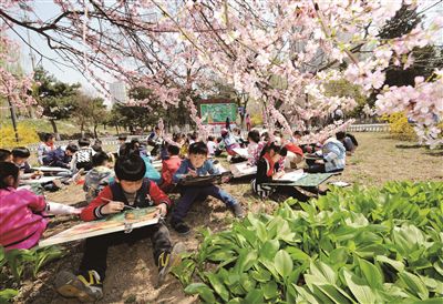 4月22日,沈陽市南京街第一小學(xué)將課堂搬進(jìn)公園,組織三個(gè)年級(jí)的學(xué)生走出校門前往中山公園,開展“我畫春天”“拍攝春天”“放歌春天”“尋找春天”等主題活動(dòng),讓孩子們親近自然、放松身心。
