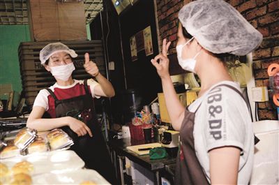 學手語。渤海早報記者