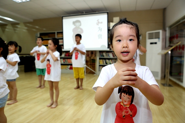 長沙:暑假課堂萌娃學夢娃 作豆畫傳福扇 唱響童心中國夢