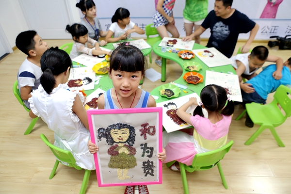 長沙:暑假課堂萌娃學夢娃 作豆畫傳福扇 唱響童心中國夢