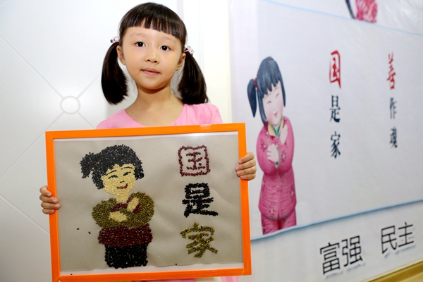 長沙:暑假課堂萌娃學夢娃 作豆畫傳福扇 唱響童心中國夢