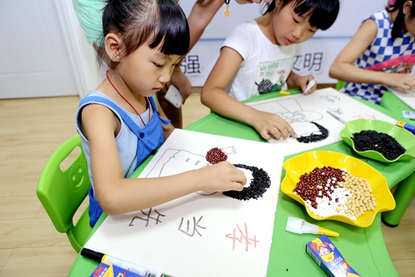 長沙:暑假課堂萌娃學夢娃 作豆畫傳福扇 唱響童心中國夢