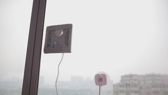 高樓擦窗缺條安全帶  擦窗機器人更省心