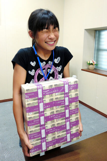 日本銀行請小學生抱億元現金學習知識(組圖)