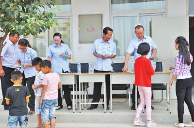 法官們給孩子們發(fā)放“普法寶典”