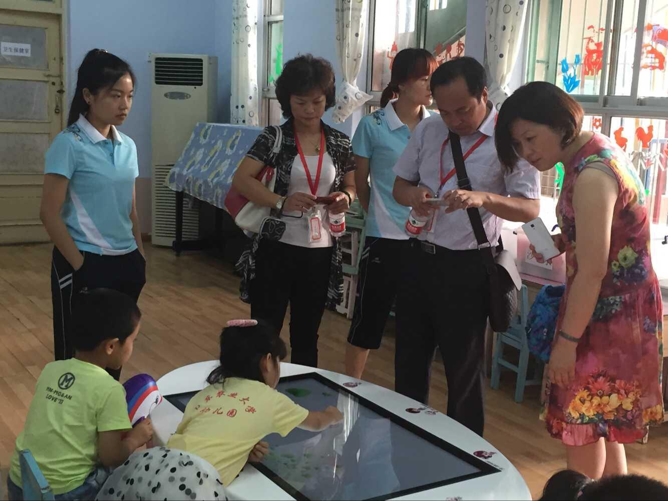 圖3老師們體驗創顯交互式觸控桌