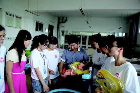 90后小伙要當專業“奶爸” 將“看孩子”做成事