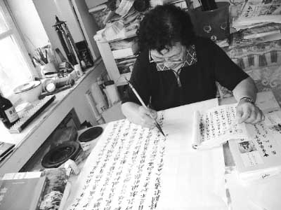 七旬老太學書習畫老有所成(圖)