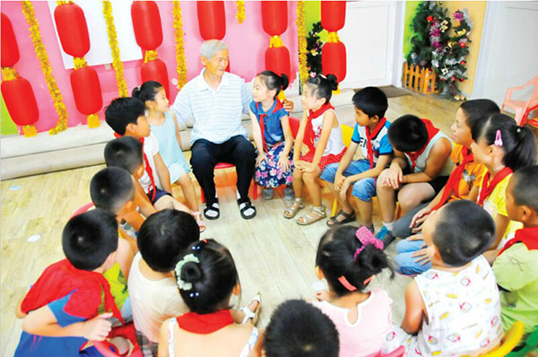 85歲老兵暑假值守社區(qū)課堂 備課用了一個星期