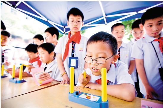 “你知道下雨天可以到大樹下避雨嗎?”“怎樣才能把太陽的熱量轉化為電能?”“觸電時正確的急救方法是什么?”……答案就藏在精彩的游戲中。6月1日,紹興市上虞供電公司“電娃課堂”成長實踐營走進鶴琴小學,引爆歡樂小宇宙。