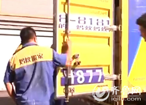 在濟南市興濟河附近，有一家酒水公司的辦事處就從網上找了一家螞蟻搬家公司。（視頻截圖）
