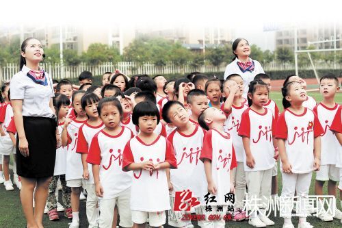 在砂子塘泰禹小學操場上,李靚老師(左)正帶著一年級新生準備參加升旗儀式。長沙晚報通訊員 李靜 攝