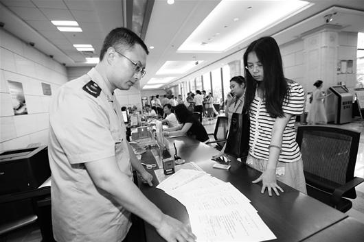 圖為：審批提速，十幾分鐘辦完公司注冊 通訊員張敏攝