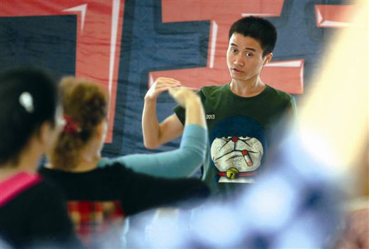 老師對舞蹈動作作要領(lǐng)強(qiáng)調(diào)。