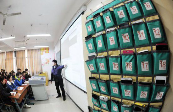 20141225063333927.jpg 安徽亳州:大學校園探索實施“無手機課堂”制度