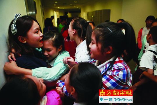 去年留唱團(tuán)培訓(xùn)期間,每次課程結(jié)束時(shí),孩子們都很舍不得周夢(mèng)琪老師。受訪者供圖