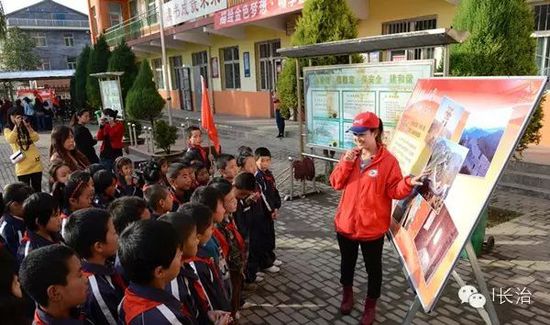 安利志愿者為金口學校的孩子們講解北京的名勝古跡