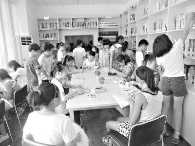 孩子們做完作業后在看書。