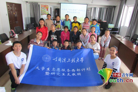 哈爾濱工程大學第六屆研究生支教團吉林隊成員與參加周末課堂的汪清縣留守貧困兒童合影。 哈爾濱工程大學第六屆研究生支教團吉林隊成員與參加周末課堂的汪清縣留守貧困兒童合影。