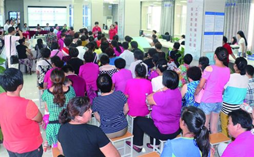 招聘會現(xiàn)場人頭攢動
