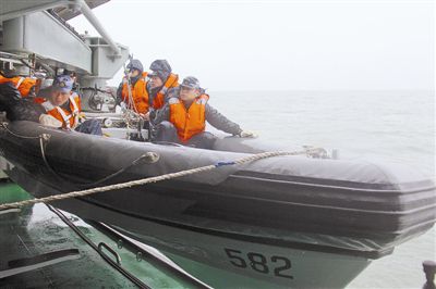 3月初，東海艦隊某水警區把主題教育活動融入新年度實戰化訓練，著力培育“有靈魂、有本事、有血性、有品德”的新一代革命軍人。官兵在風疾浪涌雨未歇的情況下，立足實戰展開對抗演練，有效錘煉“一不怕苦、二不怕死”的戰斗精神。