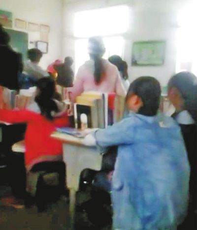 男老師把女學生從后面座位上推到講臺前 (視頻截圖)