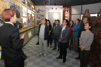 青海新聞網(wǎng)訊 棚戶區(qū)建設(shè)怎樣了?門源路片區(qū)改造進展如何?居民有沒有真正享受平抑物價優(yōu)惠?田間大棚的蔬菜賣得好不好?一系列關(guān)乎民生的問題擺在了干部眼前,干部作風扎不扎實?“三嚴三實”專題教育究竟成效如何?百姓心中早已有了一本明白賬。