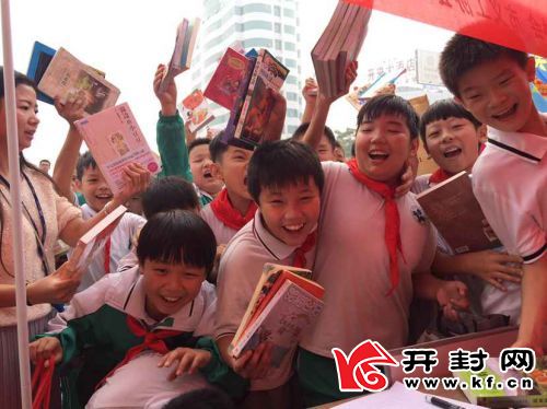 兩天來近4000人到場參與為留守兒童捐出萬余本圖書