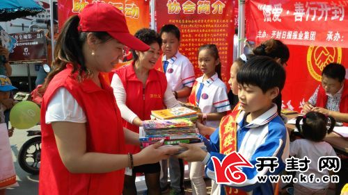 兩天來近4000人到場參與為留守兒童捐出萬余本圖書