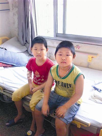 子清陪伴治療中的哥哥子濤（左一)