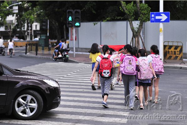 福州托管市場亂象多 2千多家機構僅5百家有執照 福州托管市場亂象多 2千多家機構僅5百家有執照