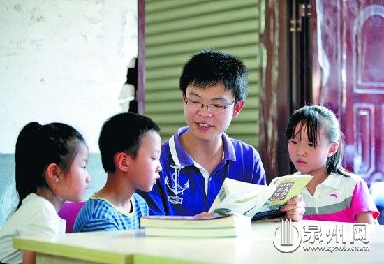 農家書屋里,大學生鄭杰鵬耐心地輔導孩子們學習。
