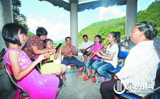 孩子們在涼亭里跟著村里的長輩學習南音