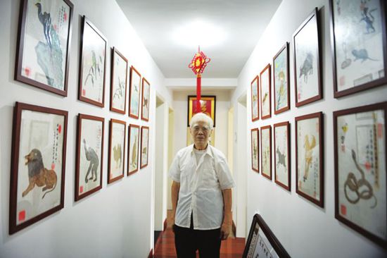 騰龍張牙舞爪,猛虎崖邊回望,飛鳥精靈可愛,人物栩栩如生……在安徽農業大學退休教授張漢鵠先生的家里,有很多精美絕倫的畫作。放在陽光下,這些畫的表面還會泛起彩虹般的七彩光芒,原來它們都是用蝴蝶標本制作的。如今,這個起源于一千多年前的古老畫種已被評為蜀山區非物質文化遺產,在張老的手里以獨特的姿態綻放。