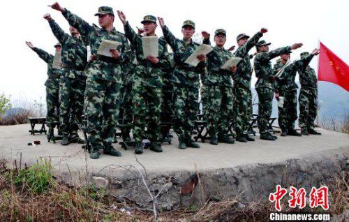 學(xué)員在判定站立點(diǎn)和確定目標(biāo)點(diǎn)。　王瑞欣　攝