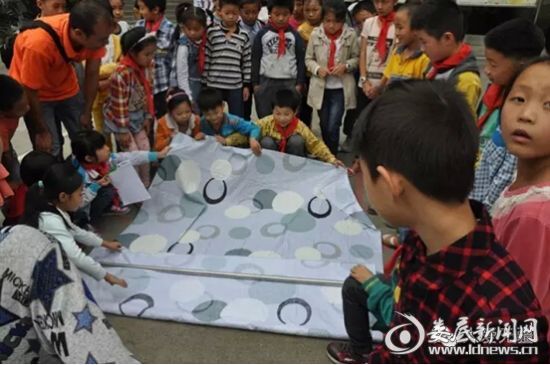 學生在學習制做擔架