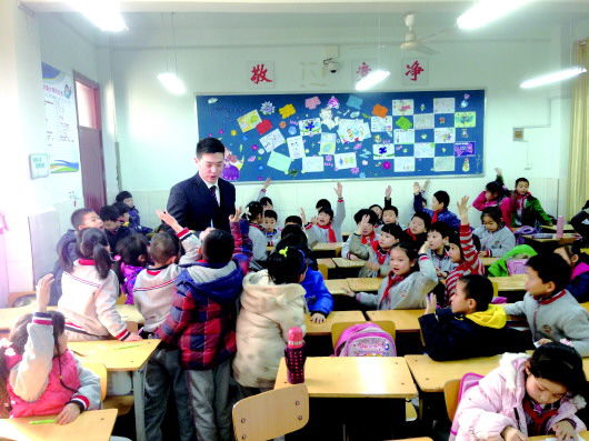 1月23日下午,一堂妙趣橫生的航空知識公開課在東方雙語小學二年級五班開講。來自山航飛行部的史少銘機長與67個小朋友共同分享了山航二十年發展史,學習了航空入門知識,展現了航空的無窮魅力。