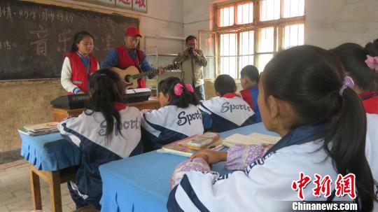 國網(wǎng)青海電力在青海15所小學開展集中捐助活動