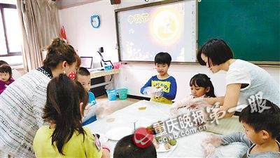 老師正在教孩子們做月餅