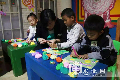 小朋友在卡片上制作風格各異的粘土畫。