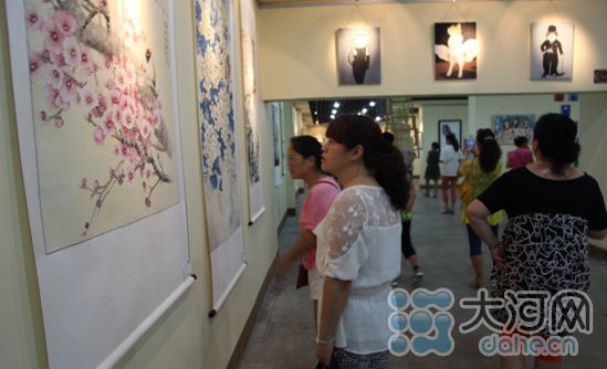家長(zhǎng)在參觀作品
