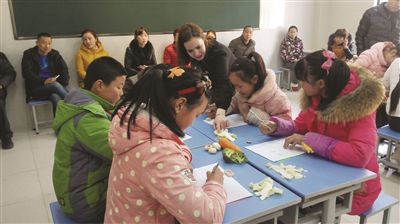 “外教進課堂，英語新體驗”。昨日，無錫市新浪小學的孩子們迎來了外教體驗日。該校97%的學生都是新市民子女，這也是他們第一次聽外教上課，通過此類活動，激發了同學們的學習動力和興趣。
